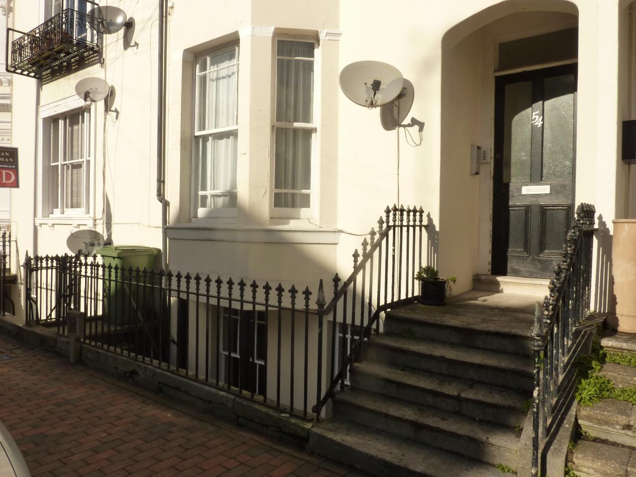 Property in York Road, Tunbridge Wells by Weald Property